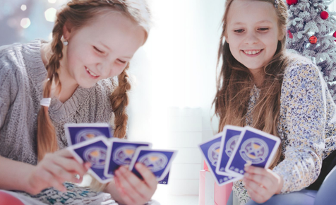 Děti si hrají s kartami Dobronauti